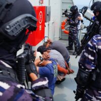 KRI Bung Hatta dan KRI Panah Amankan Kapal Asing pada Latihan Operasi Laut di Morowali