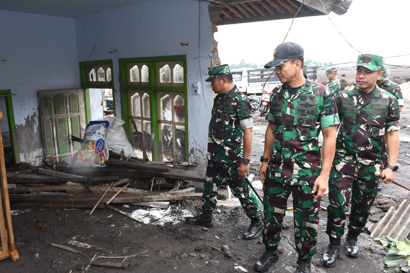 Kasdam V/Brawijaya Tinjau Lokasi Terdampak Erupsi Semeru dan Gelar Bhakti Sosial untuk Warga