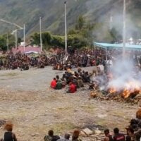 Kodim 1714/Puncak Jaya Bantu Masyarakat Gelar Acara Bakar Batu Adat di Kabupaten Puncak Jaya