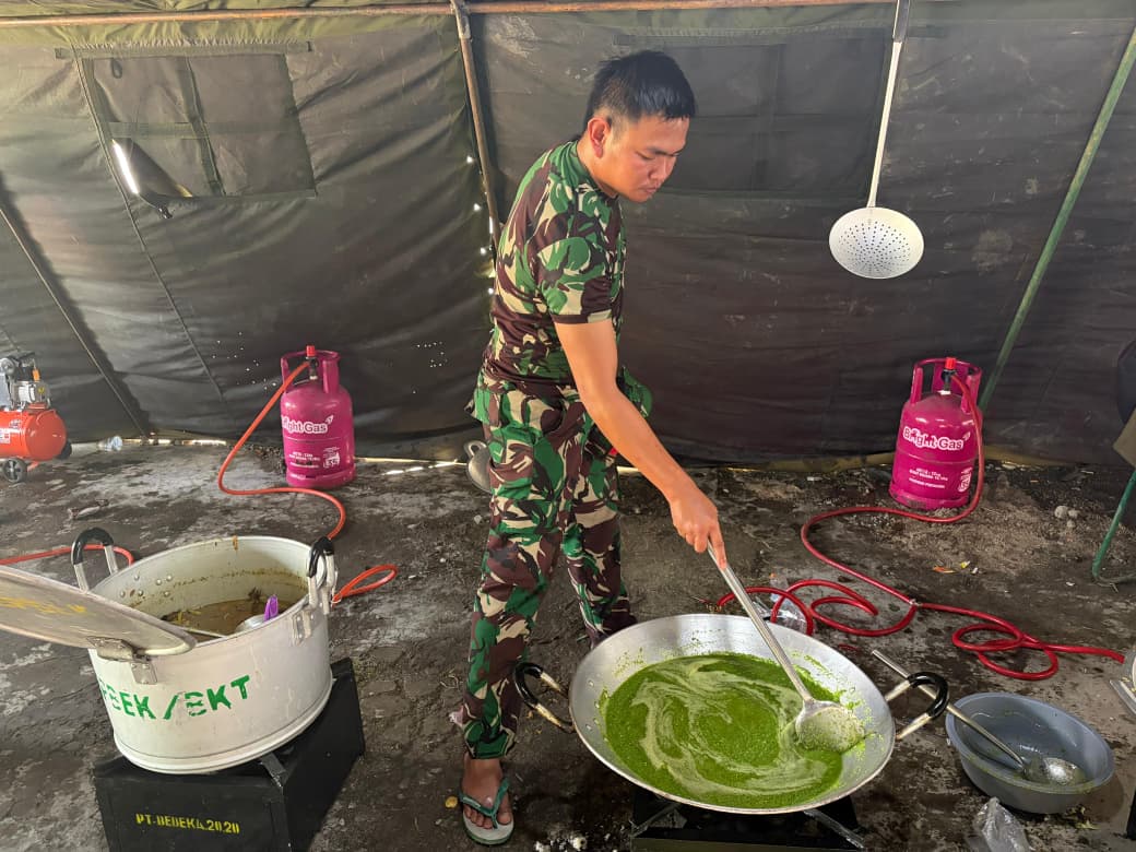 TNI AD Operasionalkan Dapur Lapangan di Aceh dan Sumbar untuk Bantu Korban Banjir dan Longsor