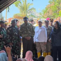 Panglima TNI Dampingi Menhan RI Tinjau Langsung Pengungsi Banjir di Pidie Jaya, Aceh