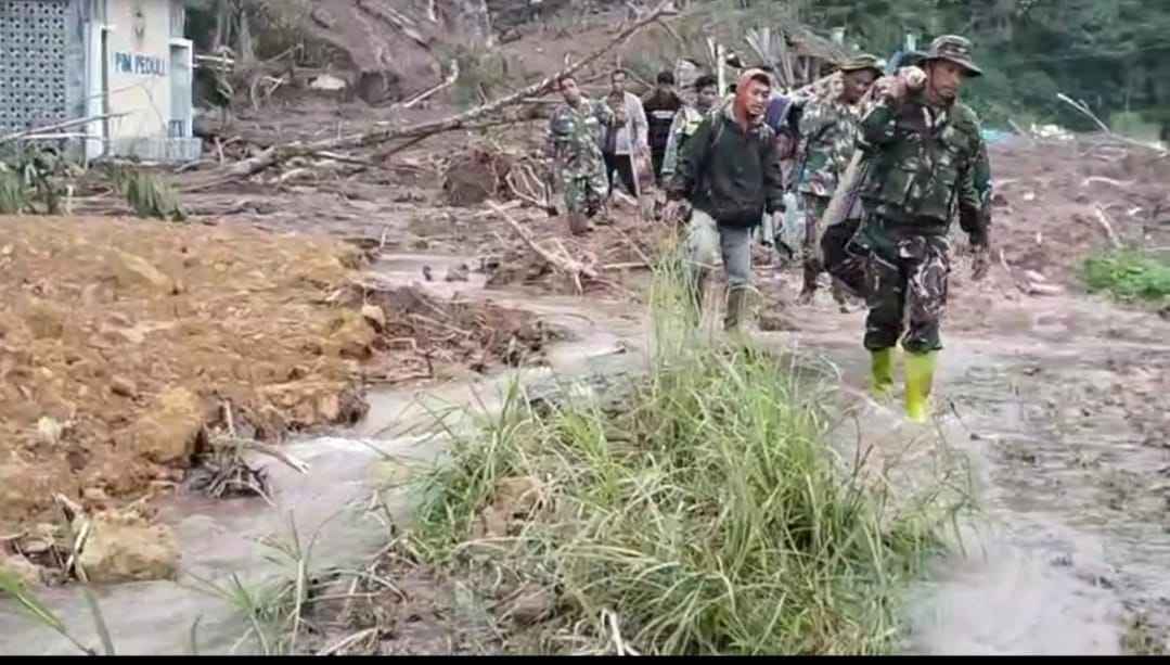 TNI Evakuasi Dua Lansia Penderita Stroke di Wilayah Terisolasi Bener Meriah TNI Evakuasi Dua Lansia Penderita Stroke di Wilayah Terisolasi Bener Meriah