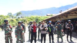 TNI-Polri Patroli Gabungan, Guna Wujudkan Kab. Puncak Jaya Aman, Tentram dan Damai Dalam Perayaan Natal 2025