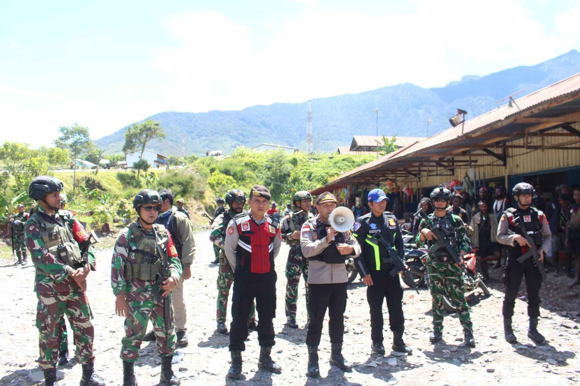 TNI-Polri Patroli Gabungan, Guna Wujudkan Kab. Puncak Jaya Aman, Tentram dan Damai Dalam Perayaan Natal 2025