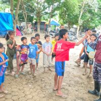 TNI Laksanakan Trauma Healing Bagi Warga Terdampak Banjir di Aceh Tamiang