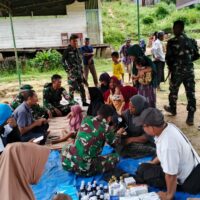 Terobos Pedalaman Gayo Lues, Tim Kesehatan Gabungan TNI dan Relawan Beri Pelayanan Kesehatan Korban Banjir