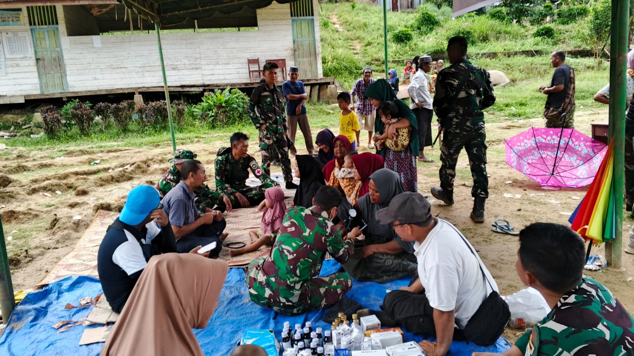 Terobos Pedalaman Gayo Lues, Tim Kesehatan Gabungan TNI dan Relawan Beri Pelayanan Kesehatan Korban Banjir