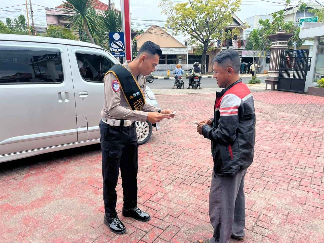 Edukasi STNK di Pagi Hari: Warga Tak Lagi Bingung Urus Administrasi Edukasi STNK di Pagi Hari: Warga Tak Lagi Bingung Urus Administrasi