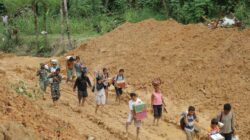 Prajurit TNI Pikul Bahan Bantuan dan Jalan Kaki Puluhan Km Salurkan Logistik ke Desa Terisolir di Sitahuis