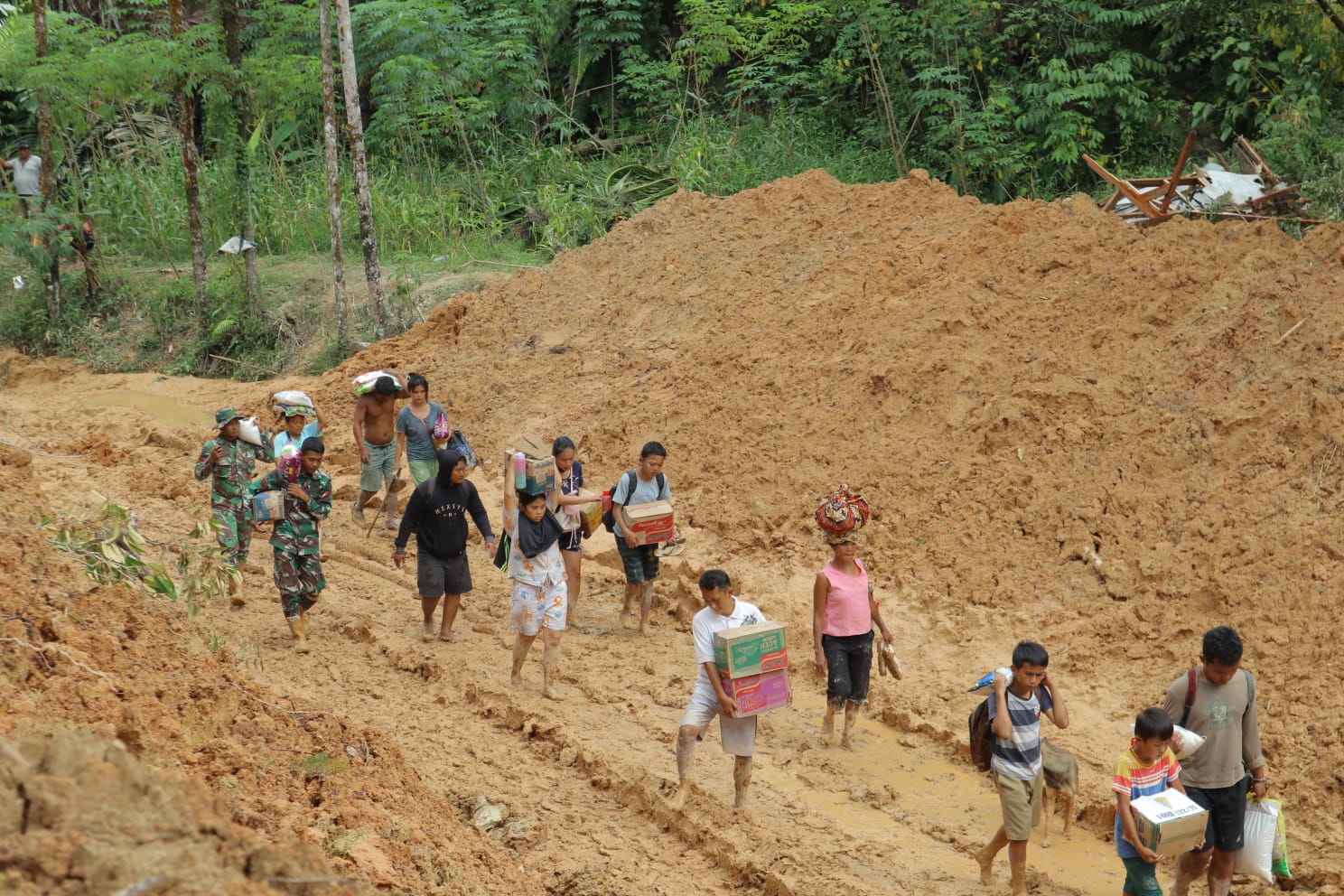 Prajurit TNI Pikul Bahan Bantuan dan Jalan Kaki Puluhan Km Salurkan Logistik ke Desa Terisolir di Sitahuis