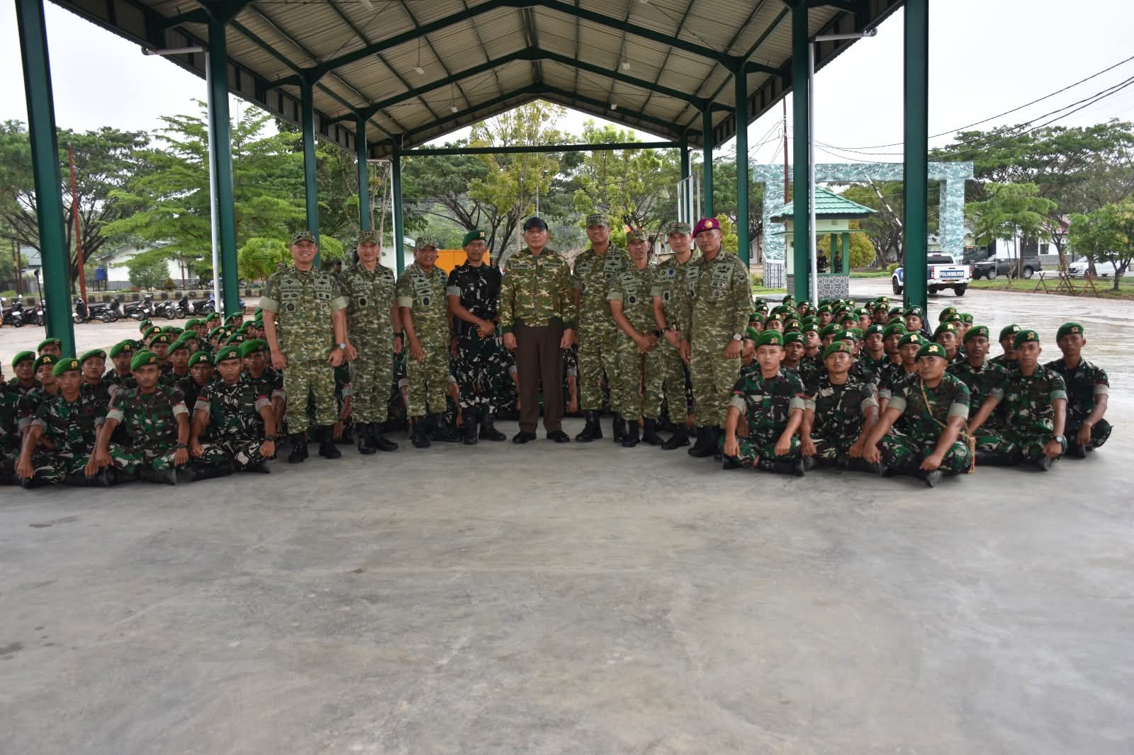 Danrem 181/PVT Sambut Kedatangan Menhan RI beserta rombongan di Yon TP 806/SI