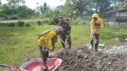 Perkuat Kebersamaan Serta Cerminkan Sikap Toleransi, Babinsa Koramil 1710-07/Mapurujaya Bersama Warga Gelar Kerja Bakti Pembangunan Masjid