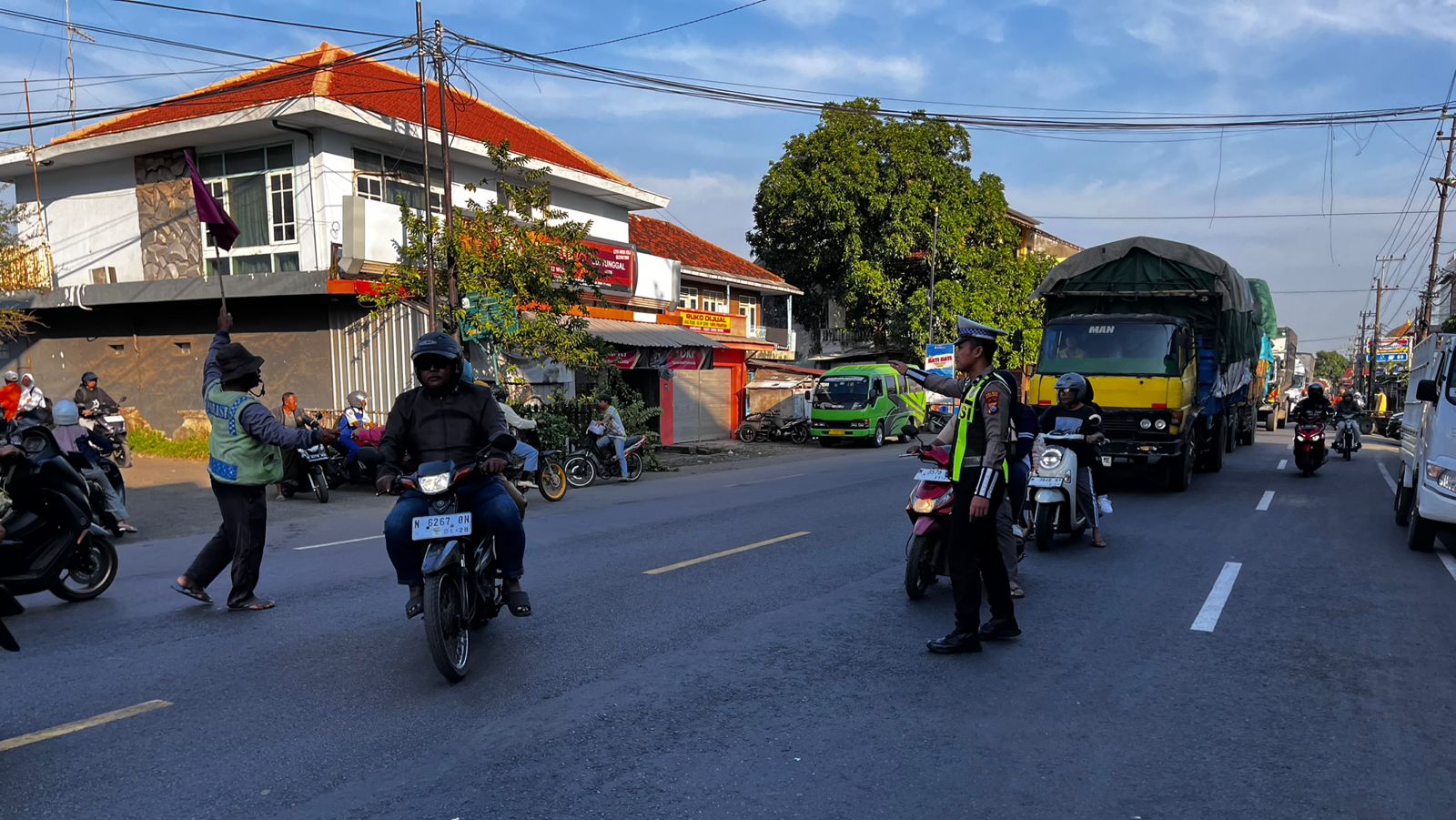 Perkuat Poros Pagi di Titik Rawan Laka dan Macet