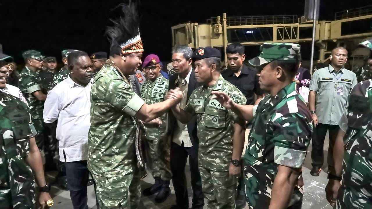 Ir Koarmada III Sambut Kedatangan Kasad di Kota Sorong Ir Koarmada III Sambut Kedatangan Kasad di Kota Sorong