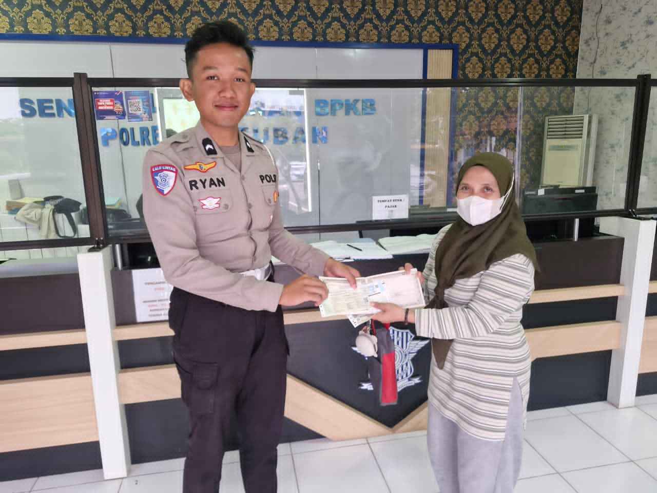 Satlantas Tuban Buktikan Pelayanan Publik Bisa Penuh Cinta dan Peduli Satlantas Tuban Buktikan Pelayanan Publik Bisa Penuh Cinta dan Peduli