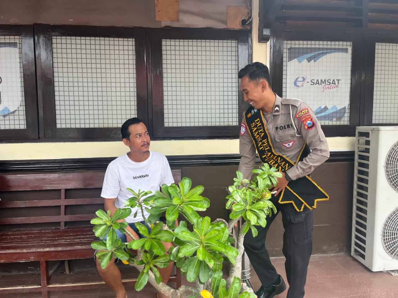 Ketulusan di Balik Seragam: Polantas Tuban Tunjukkan Wajah Humanisnya Ketulusan di Balik Seragam: Polantas Tuban Tunjukkan Wajah Humanisnya