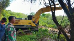 Peduli Lingkungan, TNI Bancar Tuban Wujudkan Normalisasi Kali Sowan