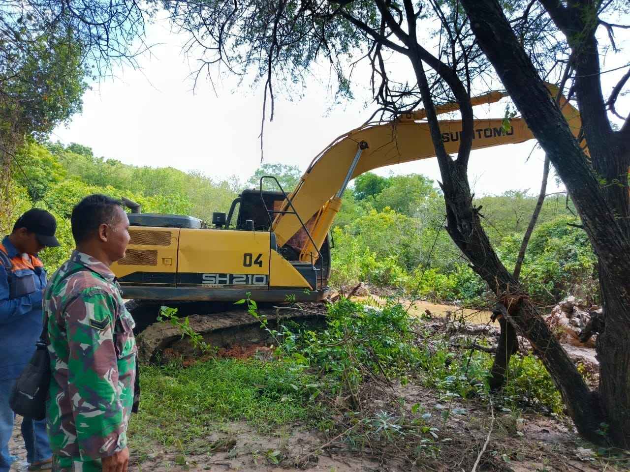 Peduli Lingkungan, TNI Bancar Tuban Wujudkan Normalisasi Kali Sowan Peduli Lingkungan, TNI Bancar Tuban Wujudkan Normalisasi Kali Sowan