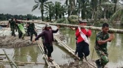 TNI dan Warga Gotong Royong Perkuat Tanggul Pasca Banjir di Langkat