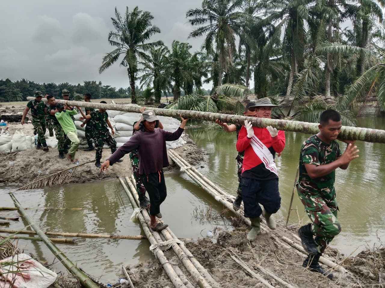 TNI dan Warga Gotong Royong Perkuat Tanggul Pasca Banjir di Langkat