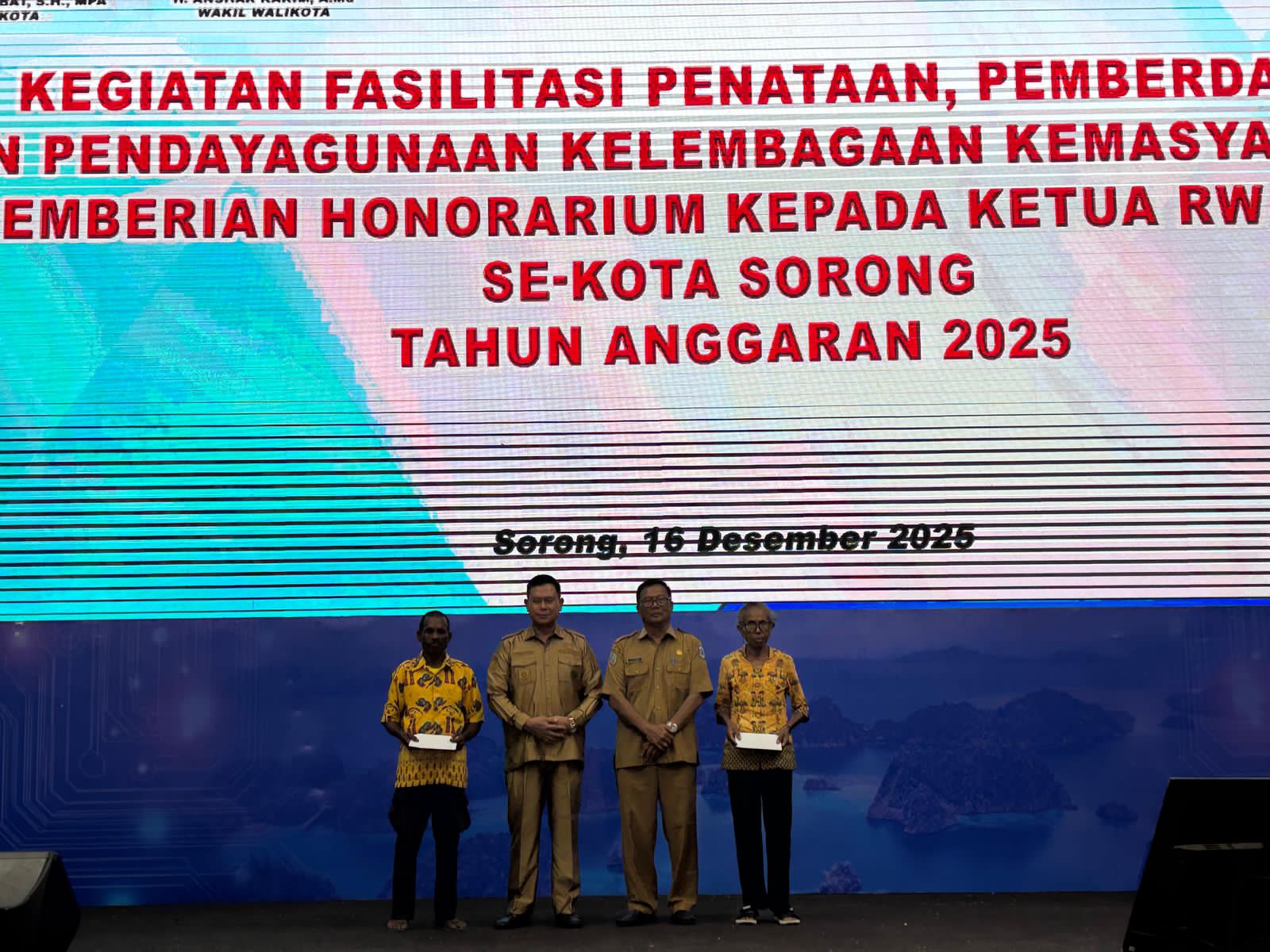 Pemkot Sorong Salurkan Honorarium RT/RW, Perkuat Garda Terdepan Pelayanan Masyarakat