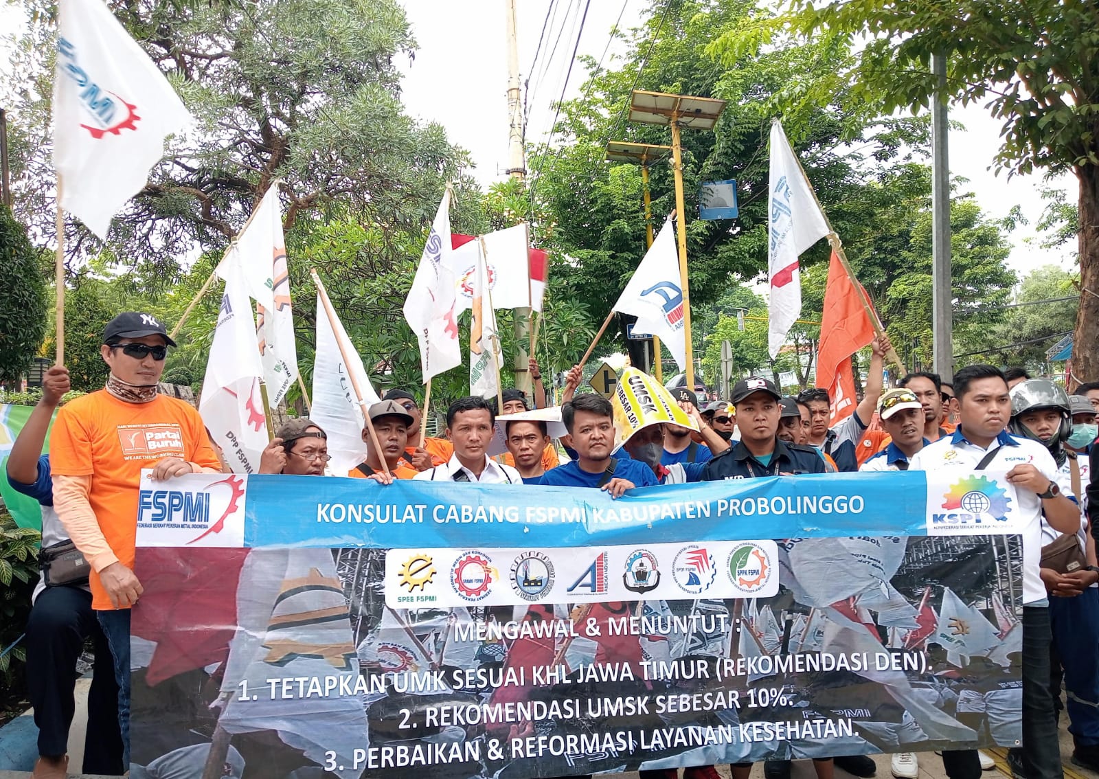 Aksi FSPMI di Kantor Bupati Probolinggo, Tuntut Upah Layak Sesuai KHL