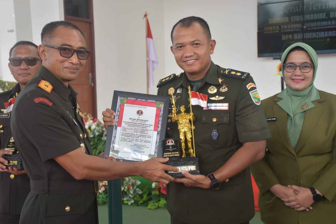 Sertijab Digelar Khidmat, Letkol Inf Redi Dwi Yuda Kurniawan Resmi Jabat Dandim 1710/Mimika Sertijab Digelar Khidmat, Letkol Inf Redi Dwi Yuda Kurniawan Resmi Jabat Dandim 1710/Mimika