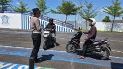 Dulu Menghindar, Kini Menyambut: Air Mata Warga Menyertai Kehadiran Polantas Tuban Dulu Menghindar, Kini Menyambut: Air Mata Warga Menyertai Kehadiran Polantas Tuban