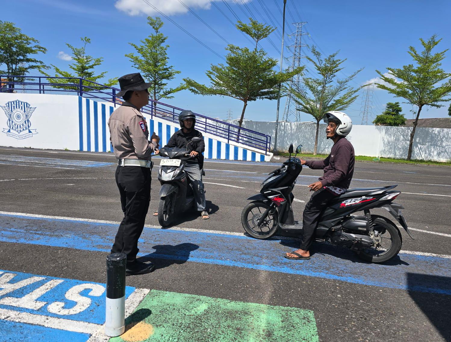 Dulu Menghindar, Kini Menyambut: Air Mata Warga Menyertai Kehadiran Polantas Tuban