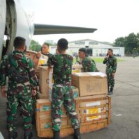 TNI Salurkan Logistik ke Wilayah Terisolasi dengan Metode  Airdrop