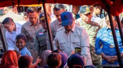 Panglima TNI Dampingi Presiden RI Tinjau Posko Pengungsian dan Dapur Lapangan di Padang Pariaman