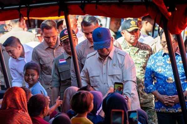 Panglima TNI Dampingi Presiden RI Tinjau Posko Pengungsian dan Dapur Lapangan di Padang Pariaman