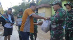 Dapur Lapangan Yonif 122/TS Layani Warga Terisolir Bencana Alam di Sitahuis