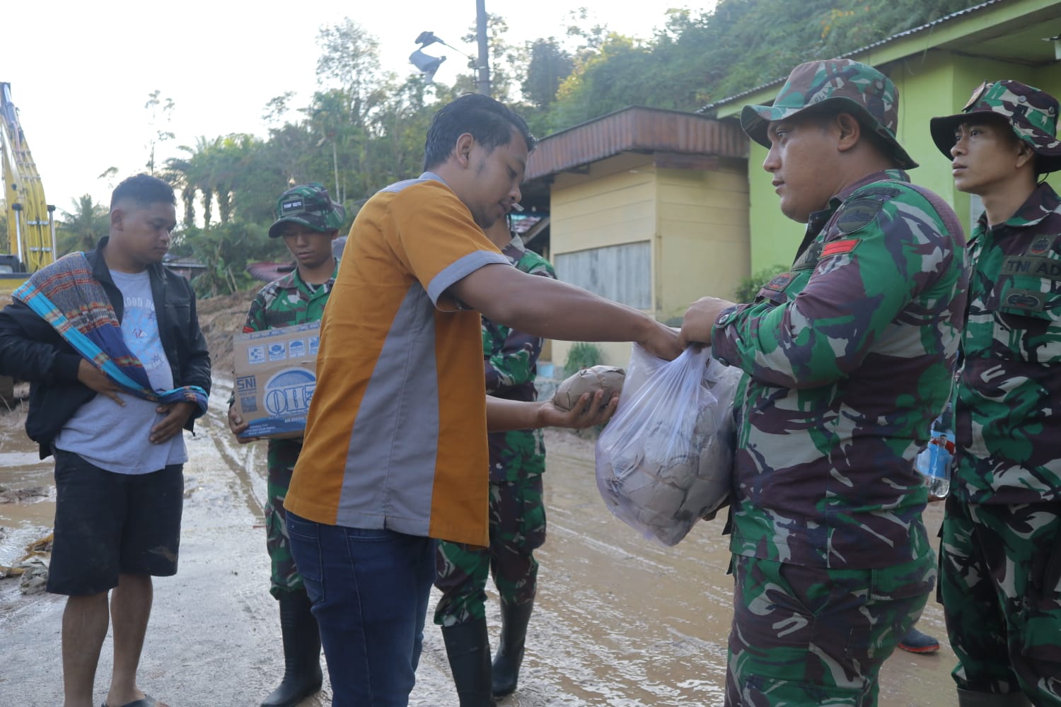 Dapur Lapangan Yonif 122/TS Layani Warga Terisolir Bencana Alam di Sitahuis