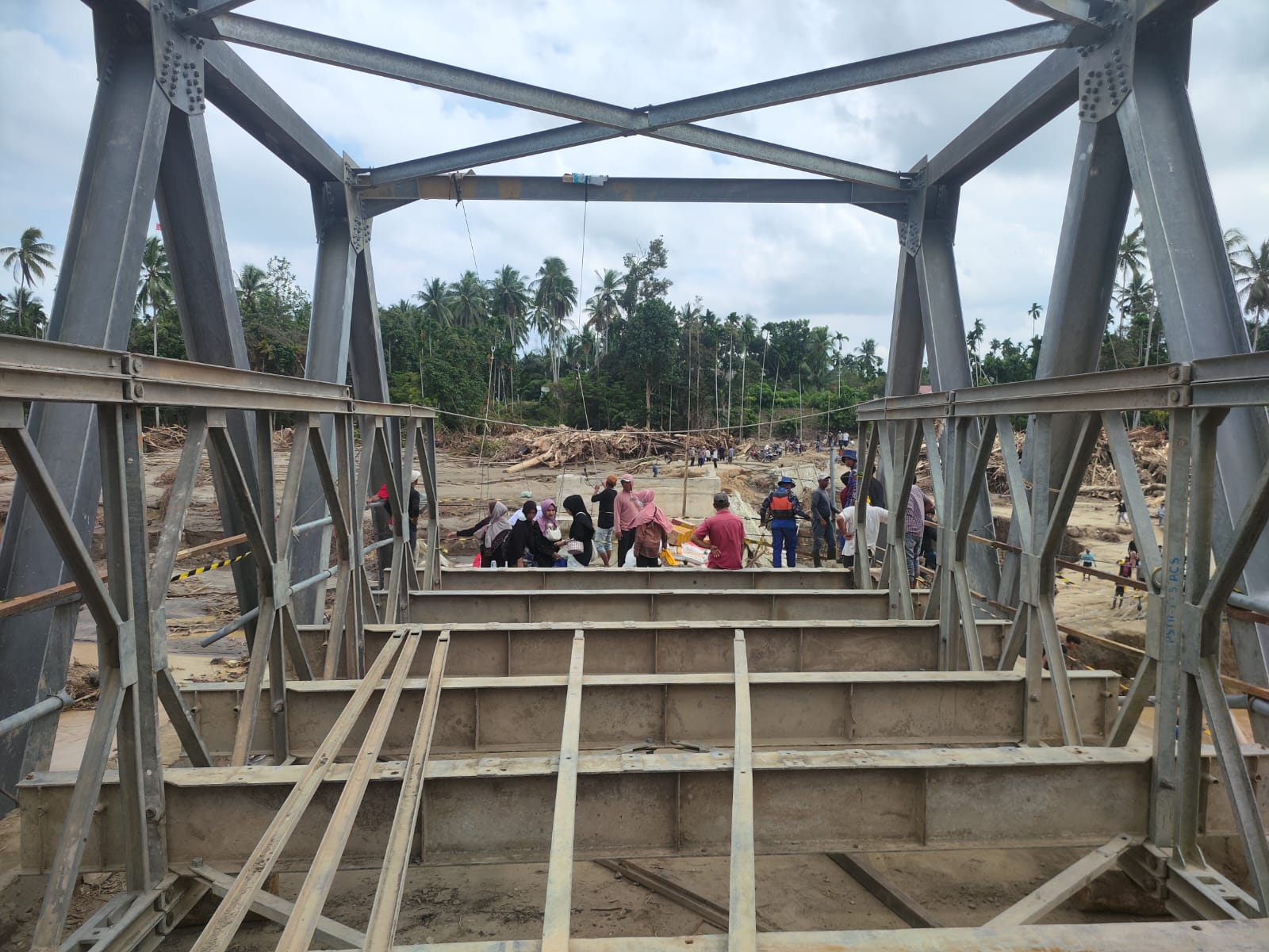 TNI Bantu Percepat Pemulihan Akses di Aceh, Sumbar, dan Sumut, Prajurit Turun Langsung Bangun Jembatan Bailey