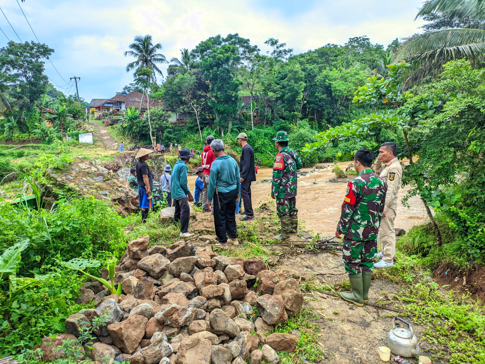TNI–Rakyat Bersinergi Bangun Jembatan Gantung Penghubung Dua Kecamatan di Sukabumi
