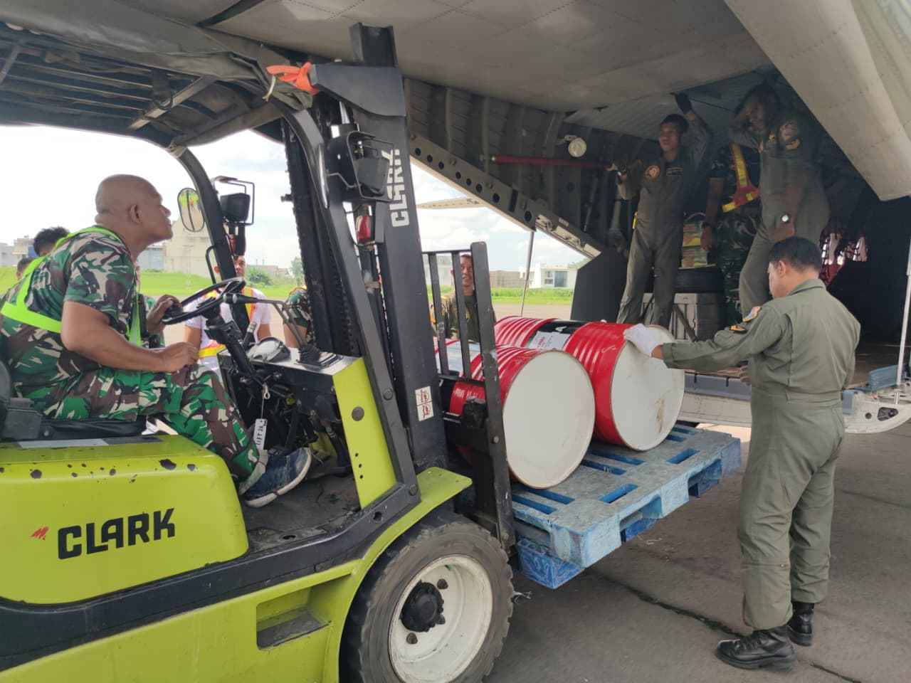 TNI Kerahkan Dukungan Udara, BBM Didistribusikan untuk Percepatan Penanganan Bencana Sibolga–Tapteng TNI Kerahkan Dukungan Udara, BBM Didistribusikan untuk Percepatan Penanganan Bencana Sibolga–Tapteng