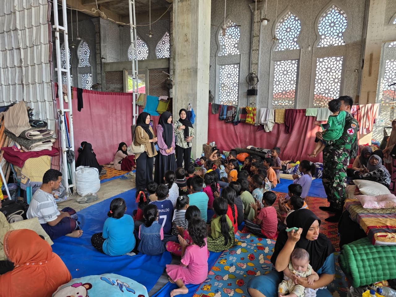 TNI dan Unsyiah Gelar Trauma Healing untuk Anak Korban Banjir di Pidie Jaya
