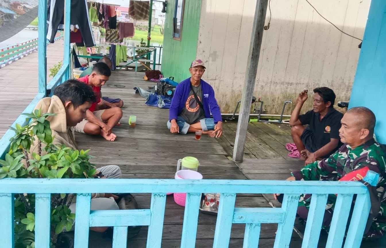 Bangun Keakraban Lewat Komsos, Babinsa Sambangi Warga Yang Ada Di Wilayah Binaan