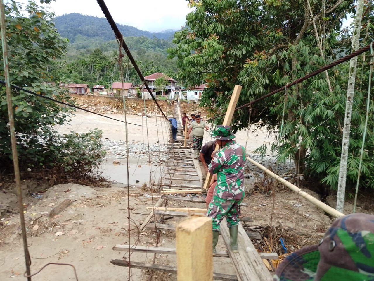 TNI Bersama Warga Perbaiki Jembatan untuk Buka Akses Antar Desa di Aceh Tenggara