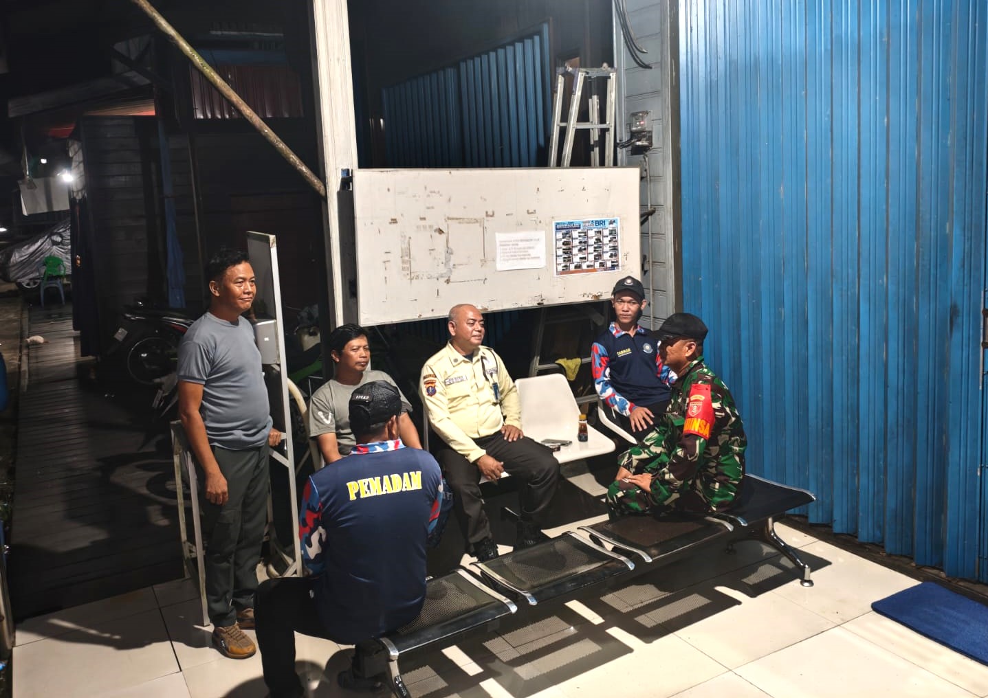 Wujudkan Lingkungan Yang Aman, Babinsa Bersama Warga Lakukan Siskamling