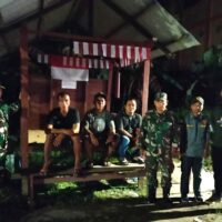 Pastikan Wilayah Binaan Aman, Babinsa Bersama Warga Lakukan Patroli Siskamling