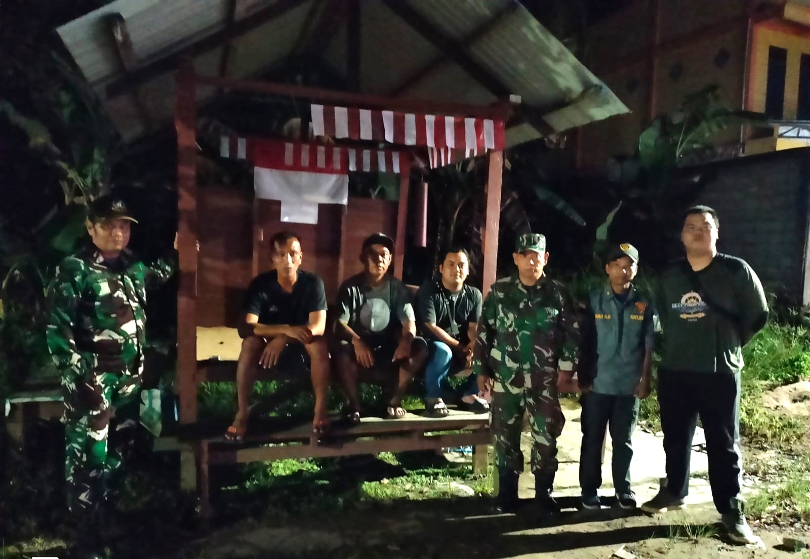 Pastikan Wilayah Binaan Aman, Babinsa Bersama Warga Lakukan Patroli Siskamling Pastikan Wilayah Binaan Aman, Babinsa Bersama Warga Lakukan Patroli Siskamling