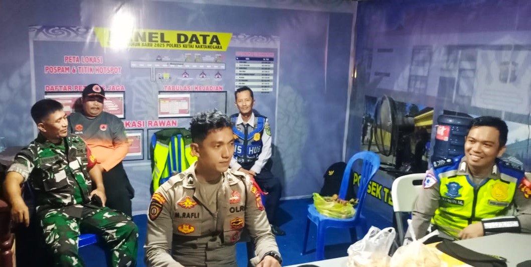 Wujud Sinergitas TNI- Polri Lakukan Apel Gabungan Pastikan Keamanan Jelang Nataru Wujud Sinergitas TNI- Polri Lakukan Apel Gabungan Pastikan Keamanan Jelang Nataru