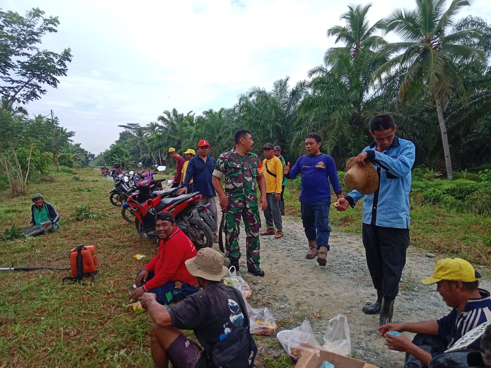 Semangat Kebersamaan Babinsa Bersama Masyarakat Lakukan Gotong Royong Wujudkan Lingkungan Yang Bersih Dan Sehat Semangat Kebersamaan Babinsa Bersama Masyarakat Lakukan Gotong Royong Wujudkan Lingkungan Yang Bersih Dan Sehat