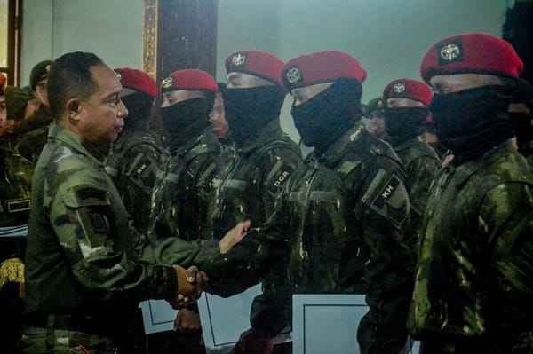 Panglima TNI Bersama Menhan RI Anugerahkan KPLB kepada Prajurit Berprestasi di Timika Panglima TNI Bersama Menhan RI Anugerahkan KPLB kepada Prajurit Berprestasi di Timika