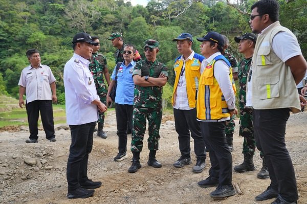 Kasum TNI Tinjau Pembangunan Hunian Sementara di Desa Napa Tapanuli Selatan Kasum TNI Tinjau Pembangunan Hunian Sementara di Desa Napa Tapanuli Selatan