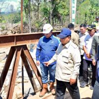 Wapang TNI Dampingi Presiden Prabowo Tinjau Jembatan Bailey dan Posko Kesehatan di Tapanuli Selatan
