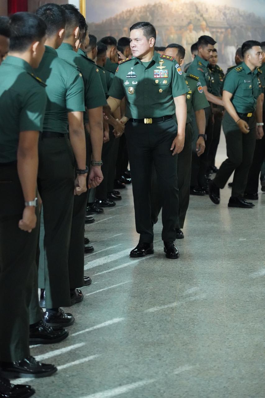 Gubernur Akmil Berikan Pengarahan kepada Perwira Remaja Abituren Akmil TA 2025 Gubernur Akmil Berikan Pengarahan kepada Perwira Remaja Abituren Akmil TA 2025