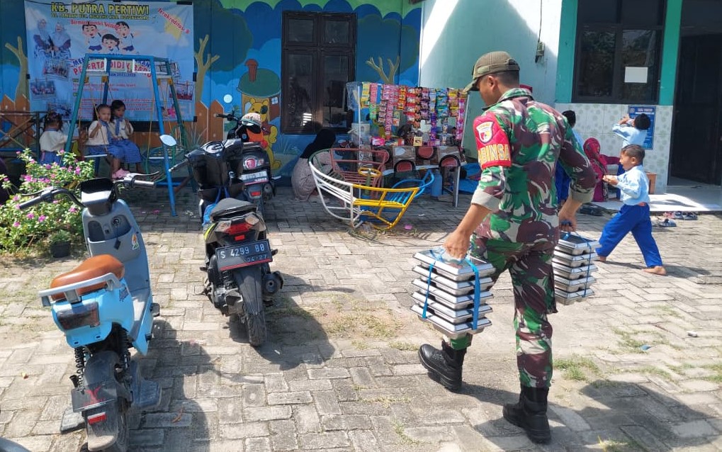 Babinsa Ngraho Bojonegoro Ikut Kawal Pendistribusian Makanan Bergizi, Ribuan Siswa Nikmati Program MBG Babinsa Ngraho Bojonegoro Ikut Kawal Pendistribusian Makanan Bergizi, Ribuan Siswa Nikmati Program MBG